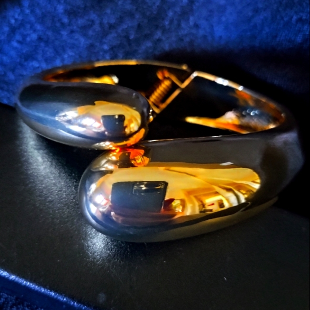 gold teardrop bracelet
